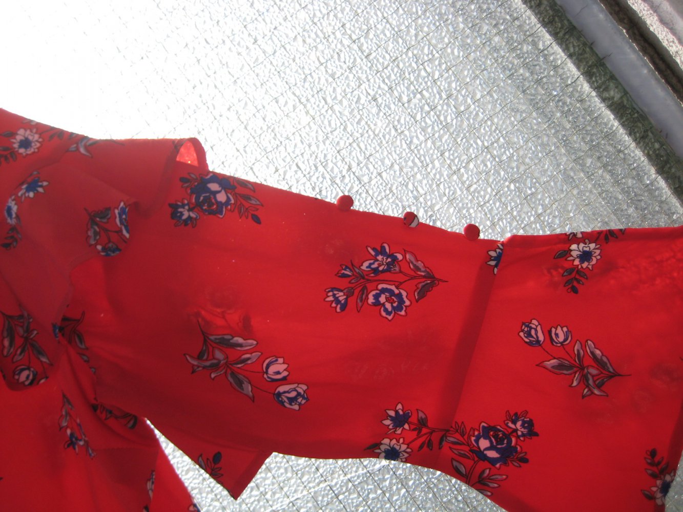 Wunderschönes rotes Kleid mit blauen Blüten und vielen Details! rot, weiß, blau, asos, sommer, frühling, influence, volant, tailliert, trompetenärmel, edel, schick, verspielt,