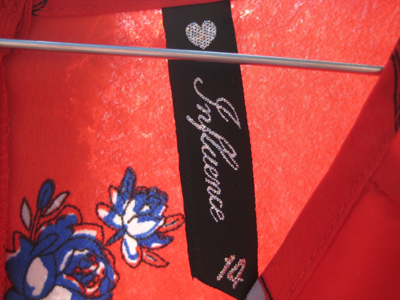 Wunderschönes rotes Kleid mit blauen Blüten und vielen Details! rot, weiß, blau, asos, sommer, frühling, influence, volant, tailliert, trompetenärmel, edel, schick, verspielt,