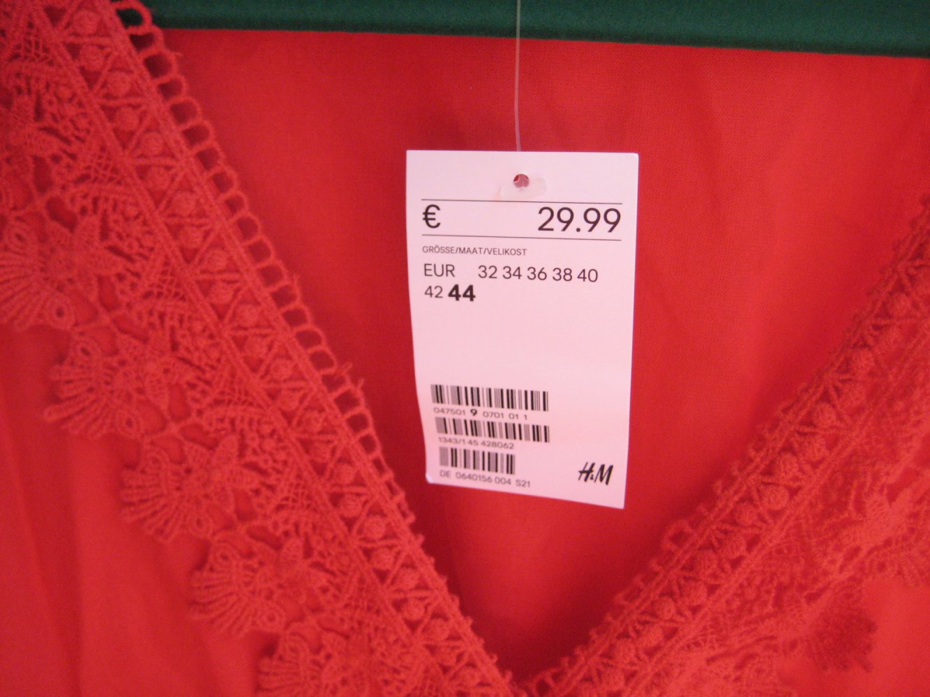 Knallroter Jumpsuit mit Spitzenborte von H&M, boho, hippie, festival, häkel, spitze, rot, knallrot, jumpsuit, einteiler, bequem, lässig, trompetenärmel, curvy, plussize