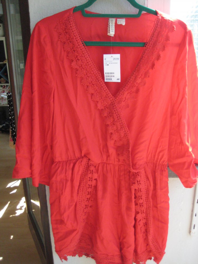 Knallroter Jumpsuit mit Spitzenborte von H&M, boho, hippie, festival, häkel, spitze, rot, knallrot, jumpsuit, einteiler, bequem, lässig, trompetenärmel, curvy, plussize