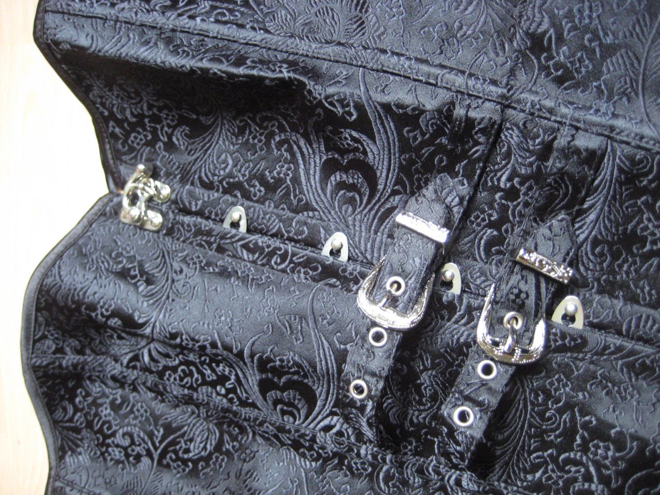 Schwarze Modekorsage mit Blumenmuster, mieder, korsage, corsage, mittelalter, gothic, schwarz, silber, karneval, kostüm, curvy, plussize, dessous, lingerie, burlesque 