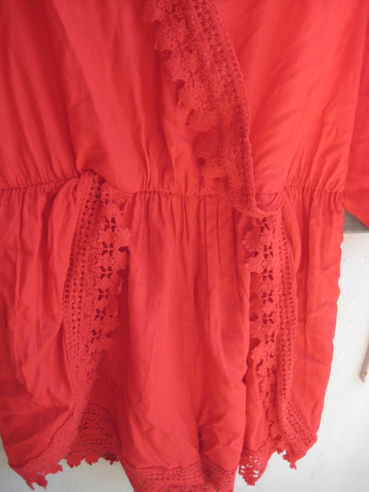 Knallroter Jumpsuit mit Spitzenborte von H&M, boho, hippie, festival, häkel, spitze, rot, knallrot, jumpsuit, einteiler, bequem, lässig, trompetenärmel, curvy, plussize