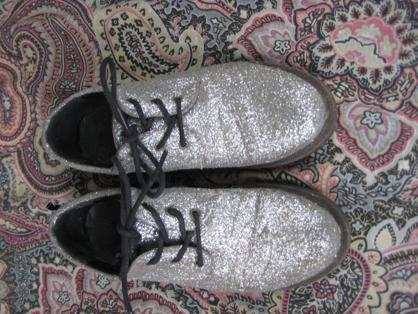 Silber Glitzerschuhe mit fester Sohle, glitzer, festival, boho, indie, rave, besonders, schick, feste schuhe, disco, schnürer