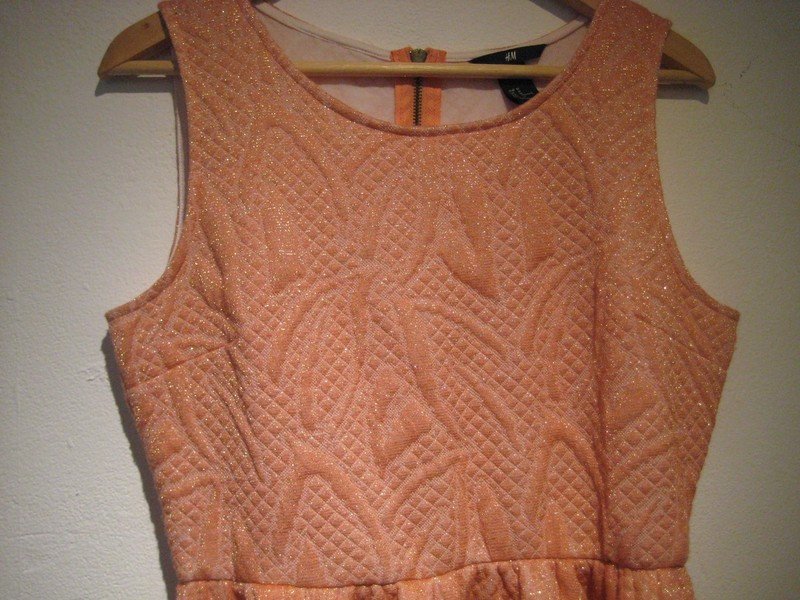 Wunderschönes Kleid mit strukturiertem Stoff! rosa, pink, lachsfarben, gold, blattmuster, strukturstoff, tailliert, fünfziger, sechsziger, retro, klassisch