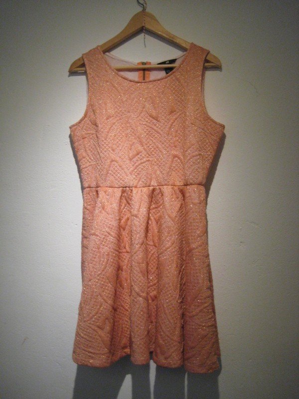 Wunderschönes Kleid mit strukturiertem Stoff! rosa, pink, lachsfarben, gold, blattmuster, strukturstoff, tailliert, fünfziger, sechsziger, retro, klassisch