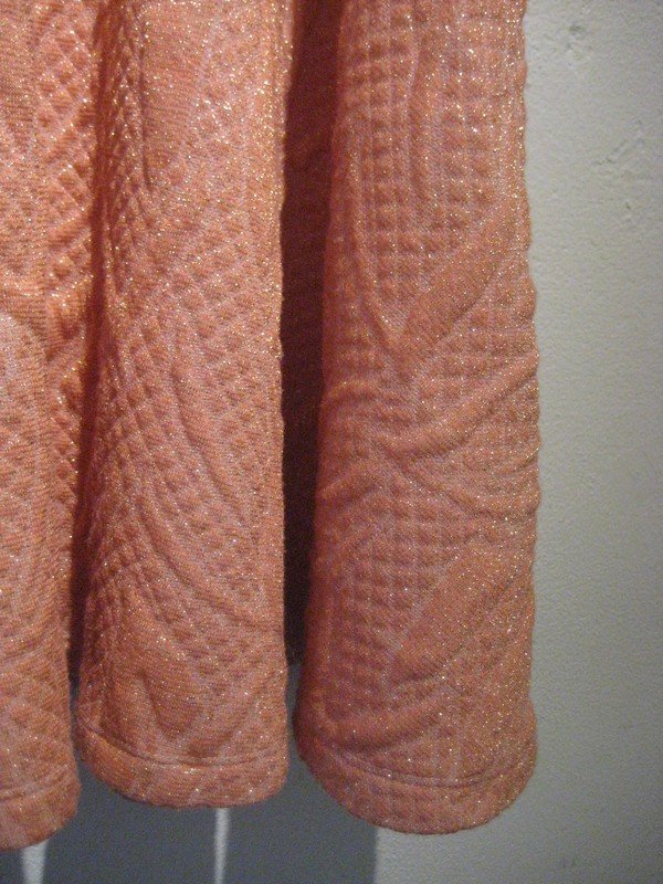 Wunderschönes Kleid mit strukturiertem Stoff! rosa, pink, lachsfarben, gold, blattmuster, strukturstoff, tailliert, fünfziger, sechsziger, retro, klassisch