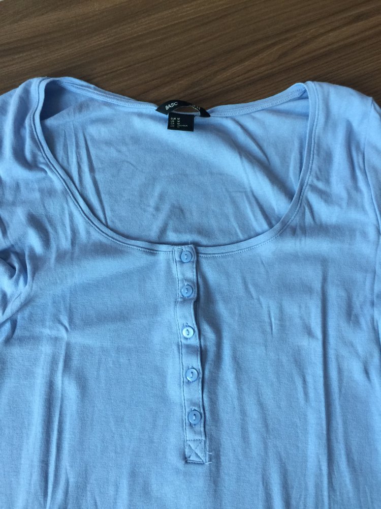 Neuwertiges hellblaues Langarmshirt