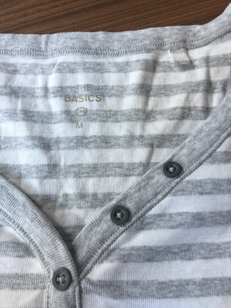 Neuwertiges T-Shirt gestreift mit Knopfleiste