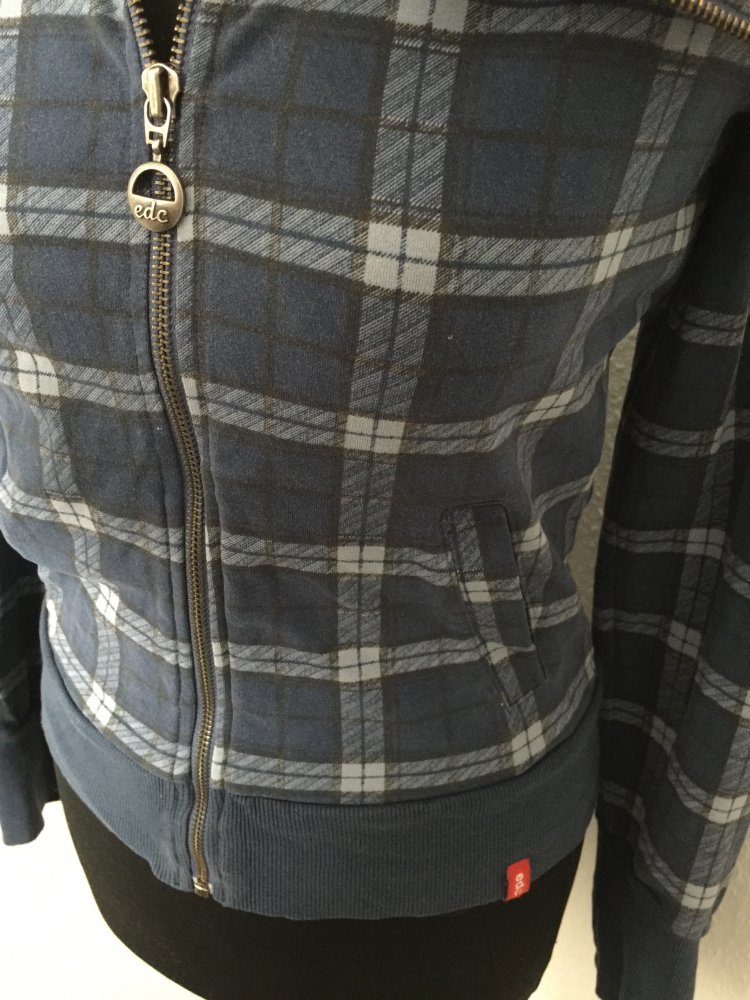 Blaukariertes edc-Jäckchen mit großem Kragen