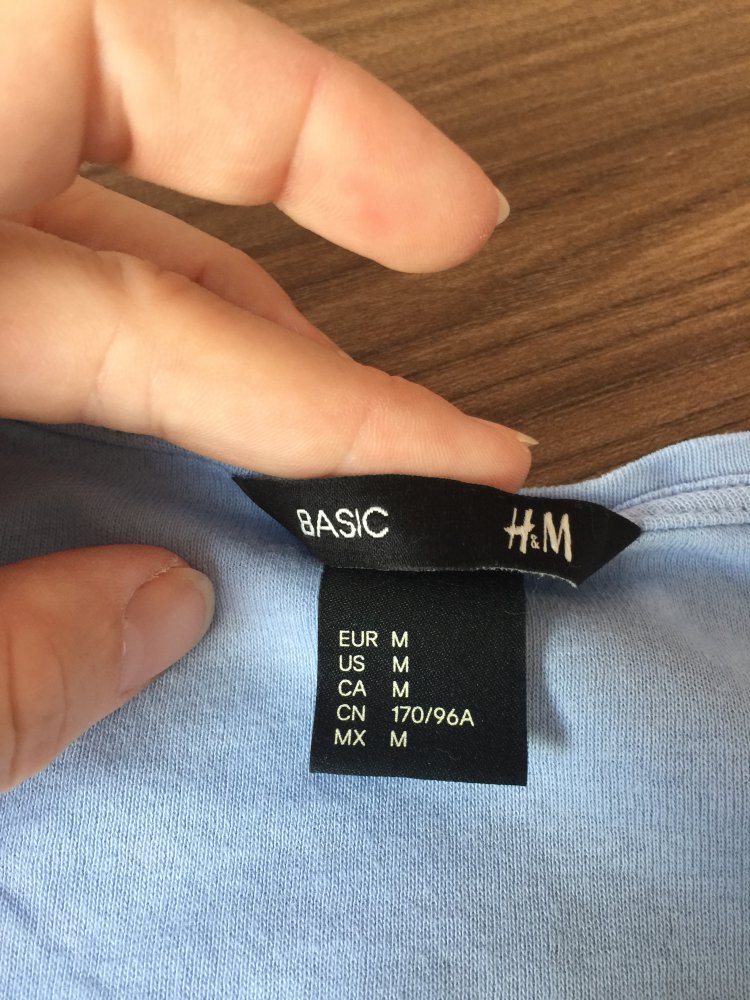 Neuwertiges hellblaues Langarmshirt