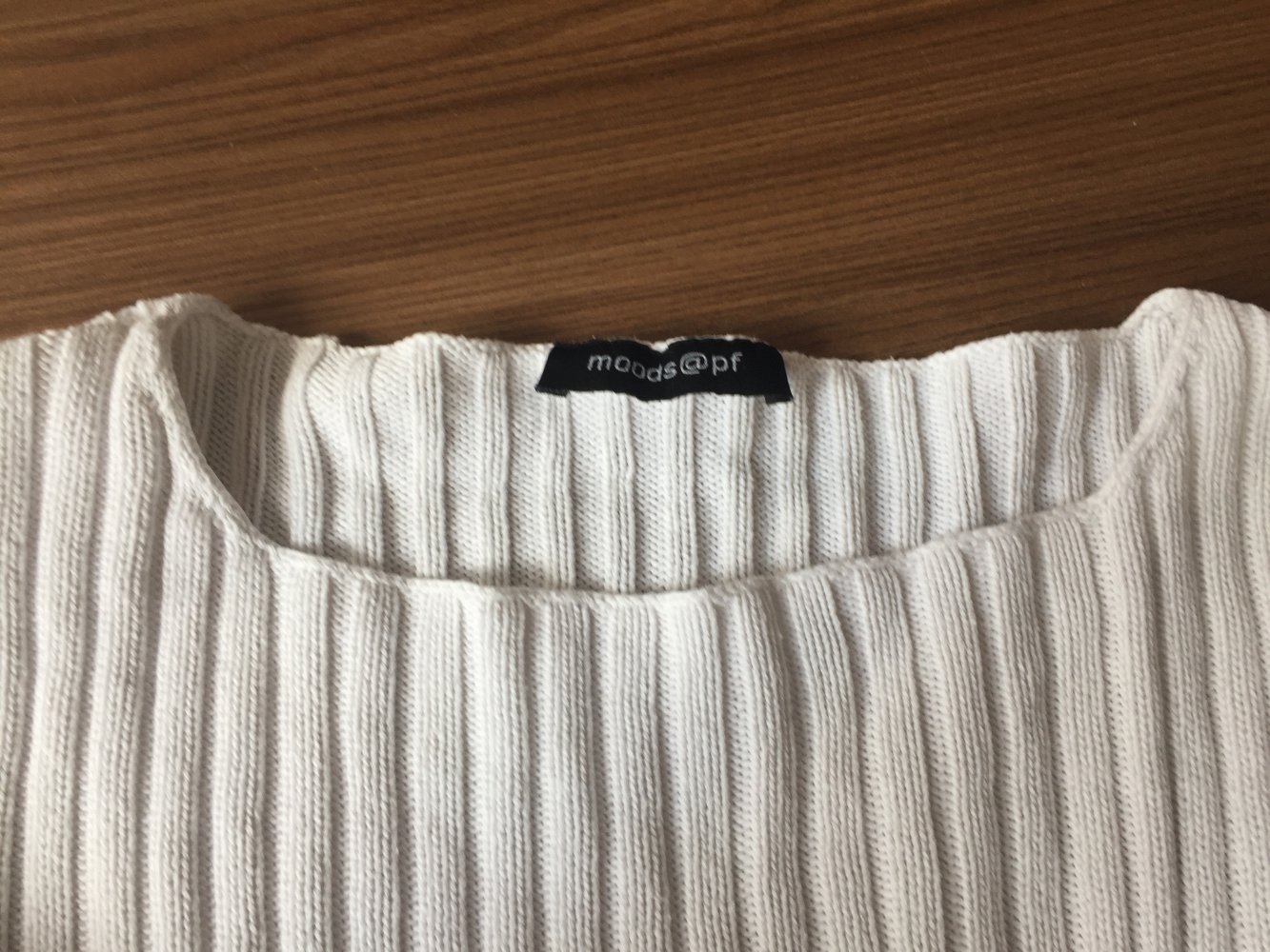 Weißer Strickpulli mit U-Boot-Ausschnitt