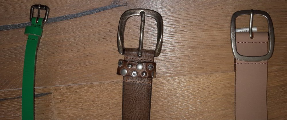 Gürtel in braun mit Schmucksteinen sowie in rosa