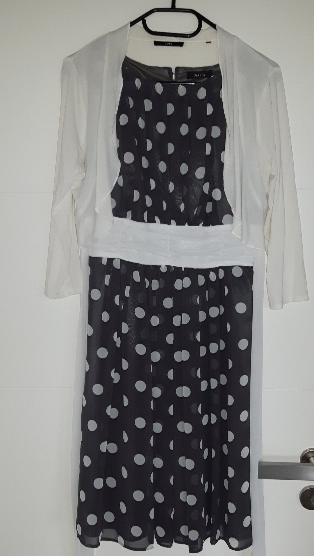 Cocktailkleid grau mit weißen Punkten und weißer Schleife