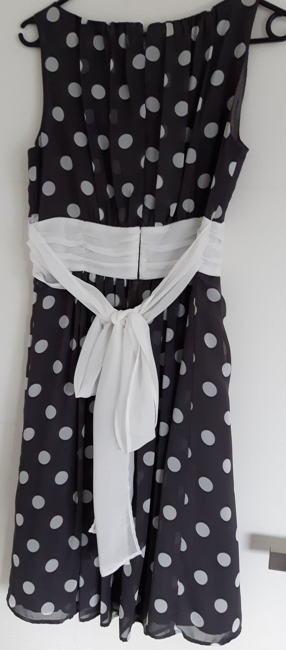 Cocktailkleid grau mit weißen Punkten und weißer Schleife