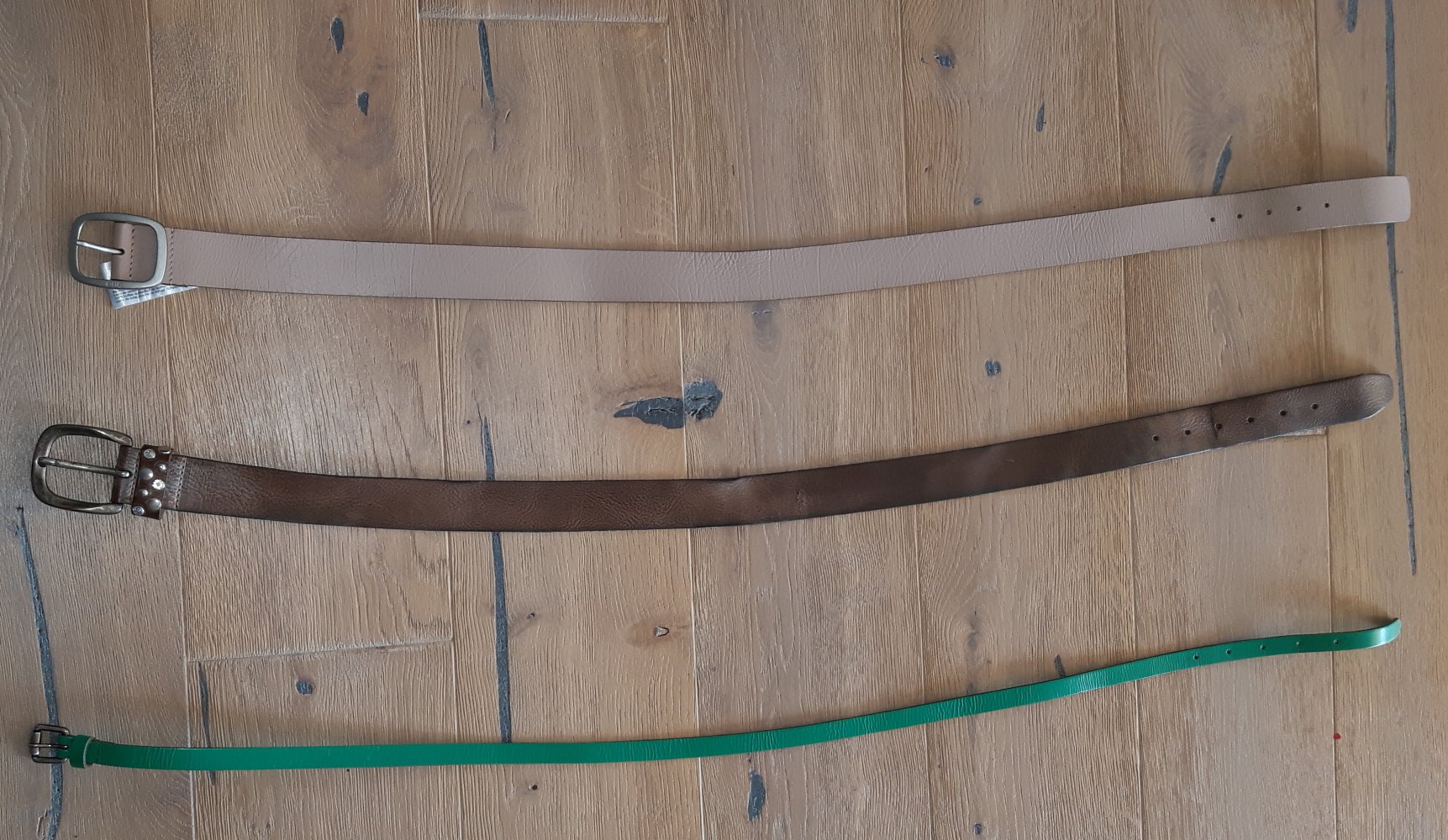 Gürtel in braun mit Schmucksteinen sowie in rosa