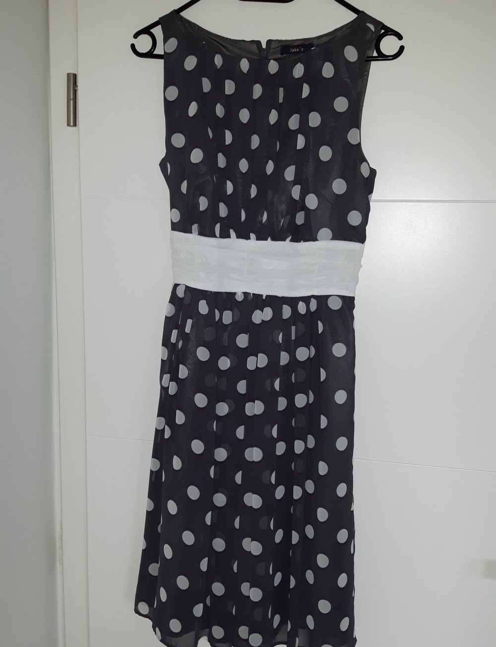 Cocktailkleid grau mit weißen Punkten und weißer Schleife