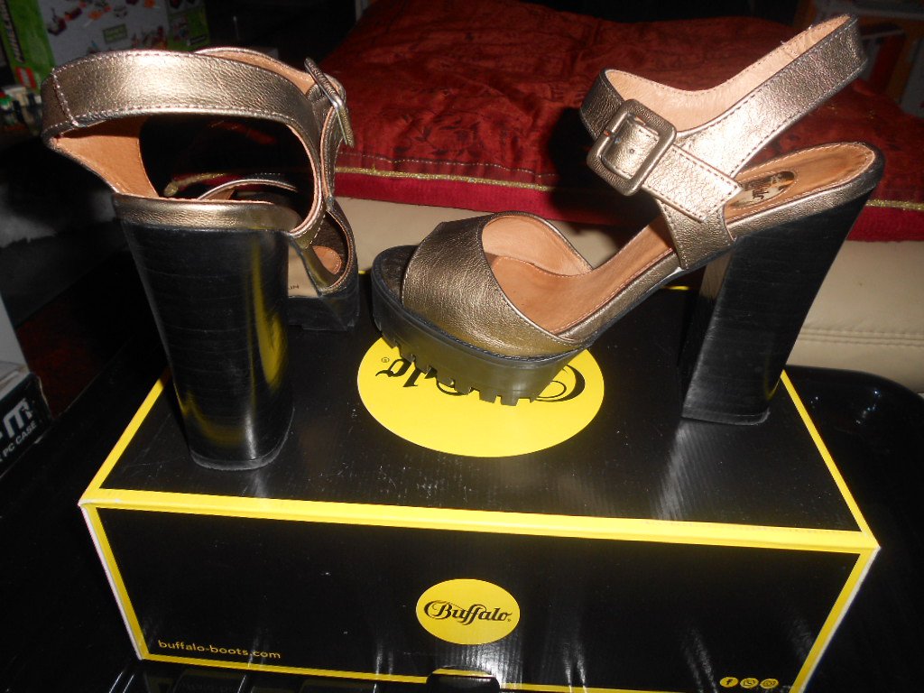 Buffalo- goldene High Heels Gr. 38