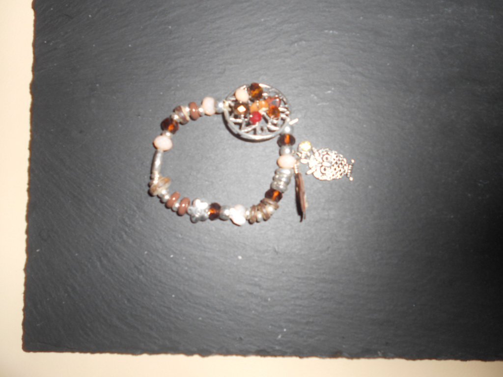 Bettelarmband mit Eule und Feder