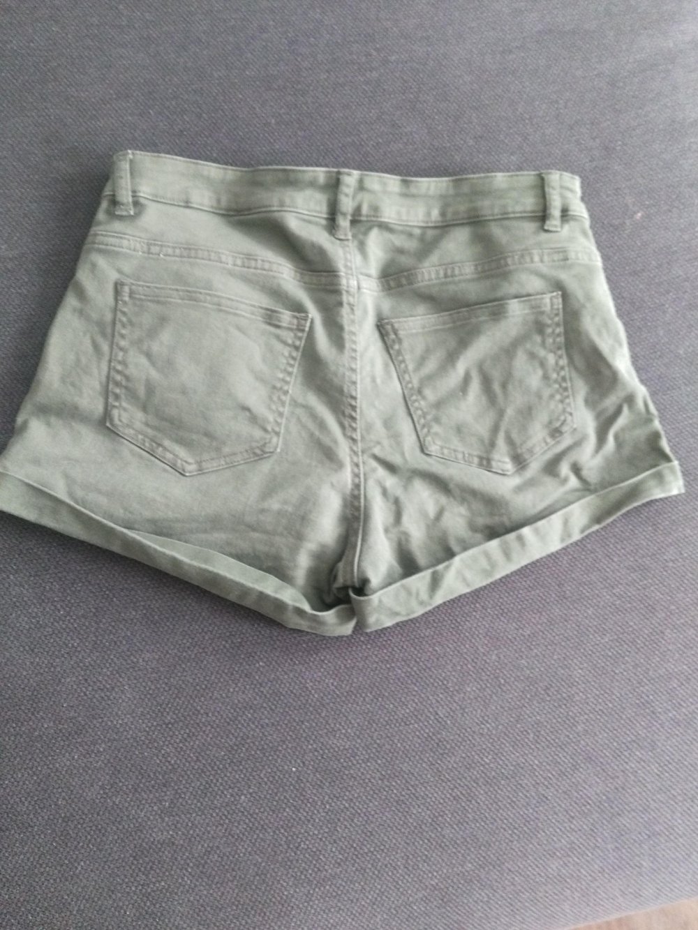 Shorts kurze Hose olivgrün Gr. 38 H&M
