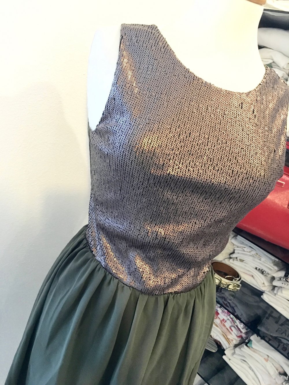 Süßes Kleid mit zweilagigen Rock und top in Pailettenoptik Gr. XS Olivgrün Khaki Bronze 