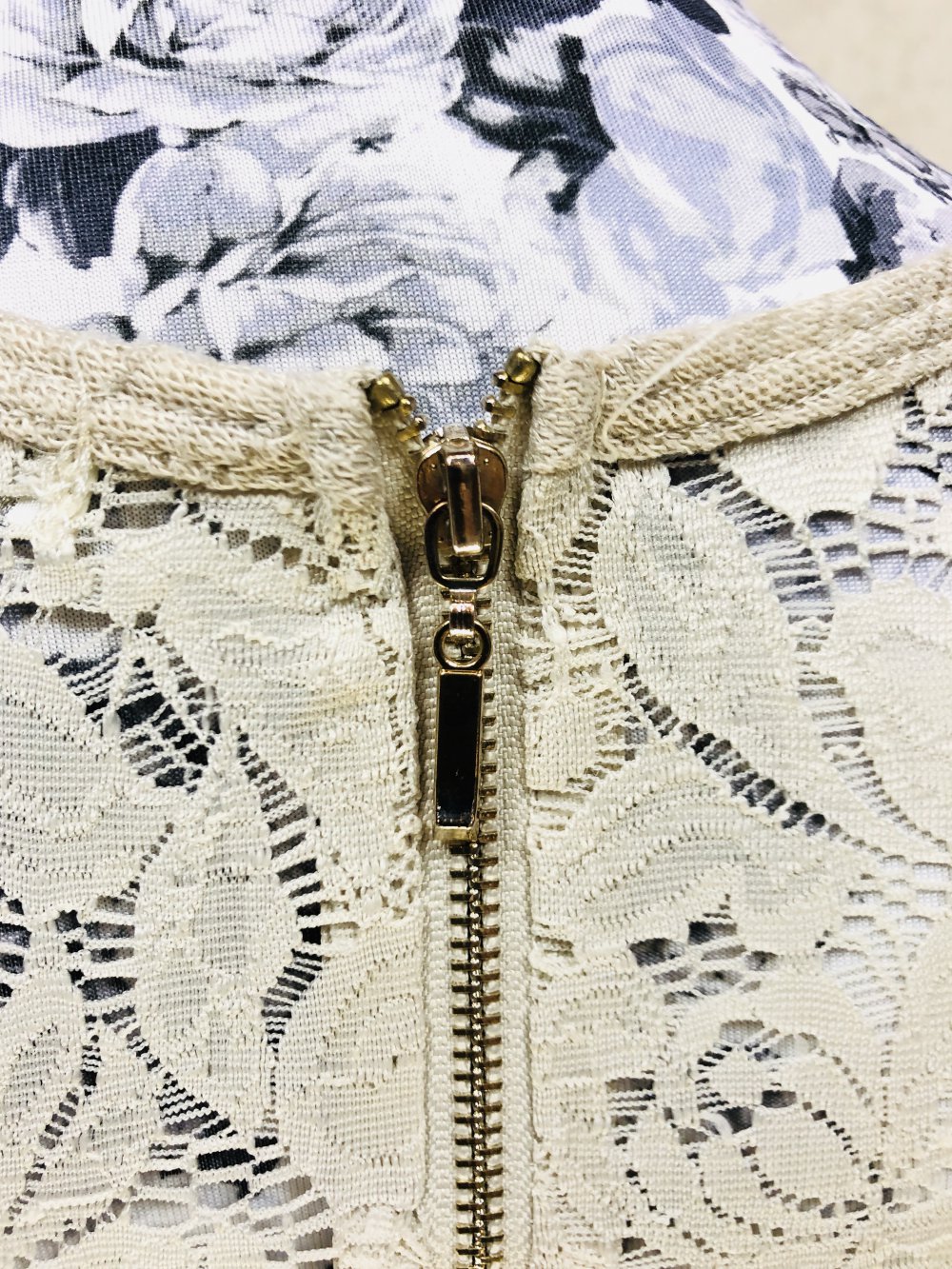 L‘olive verte Edles Top mit Steinchen und spitze Strass S 38