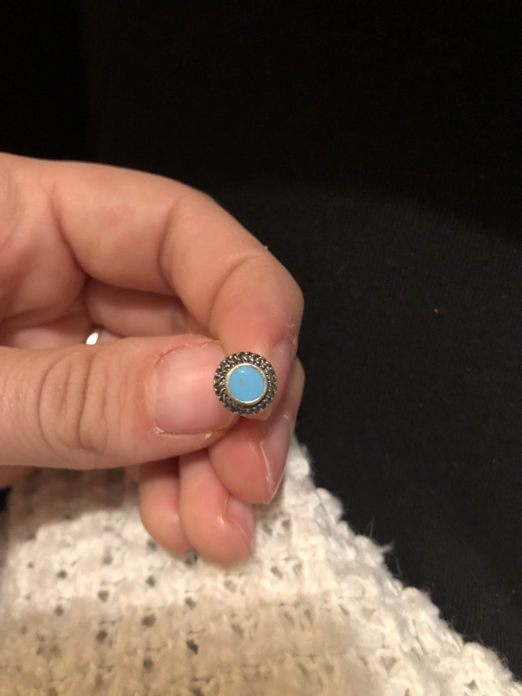 Steckerohrring mit blauem Stein