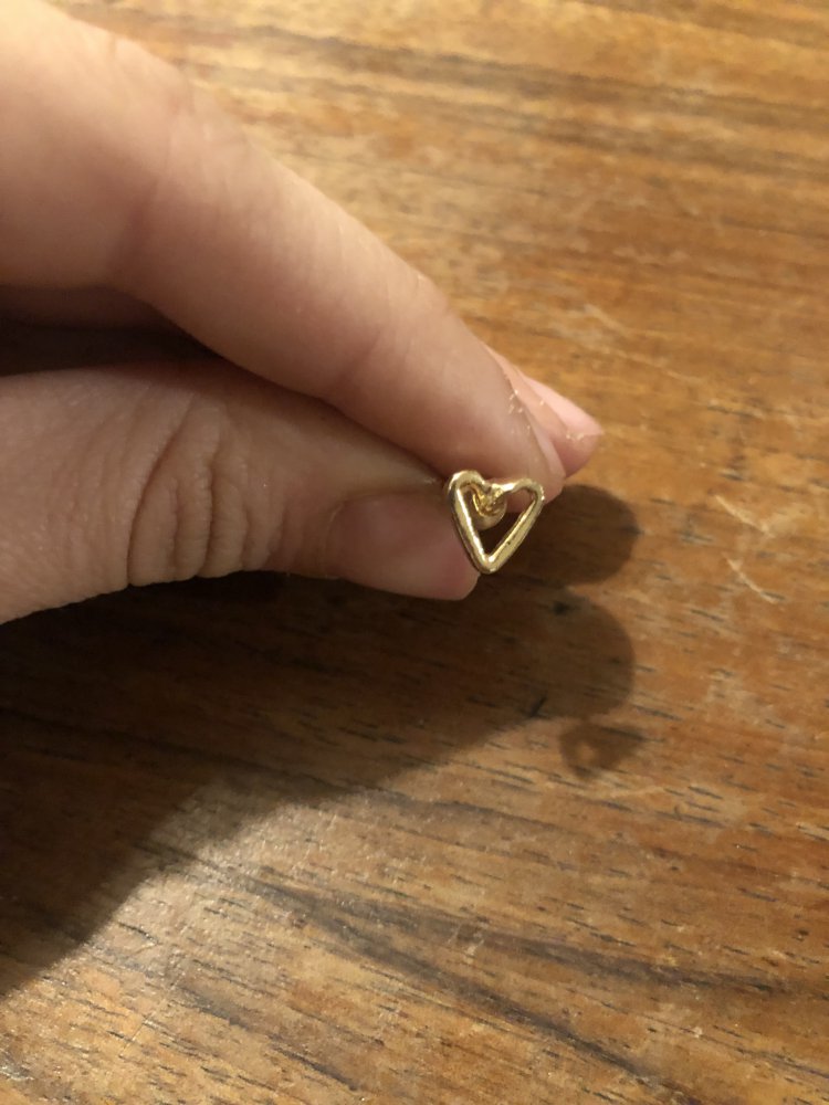 goldfarbene herzförmige Ohrringe 