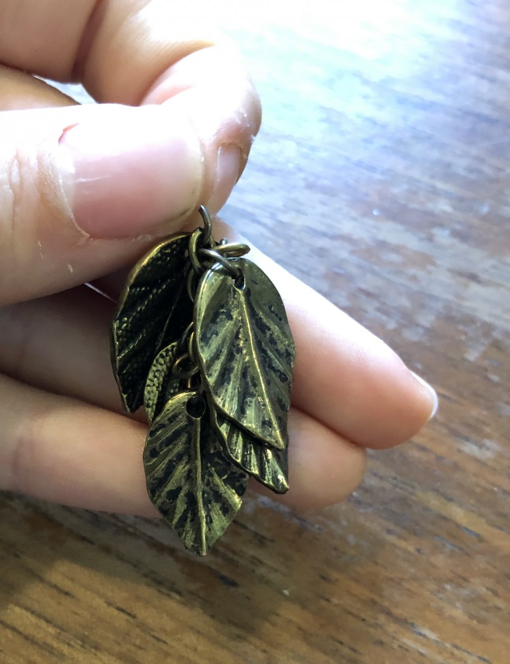 Anhänger in Blätterform