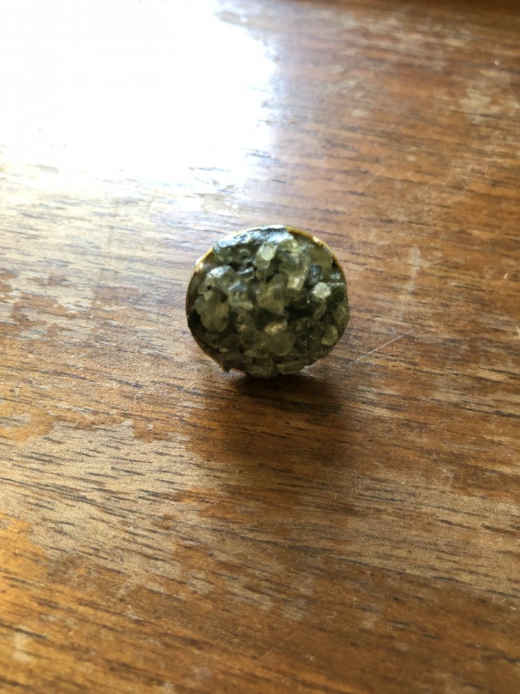 Goldener Ring mit grünem Stein