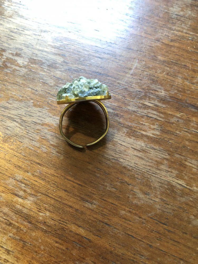 Goldener Ring mit grünem Stein
