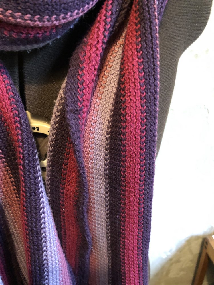 Beerenfarbener Schal