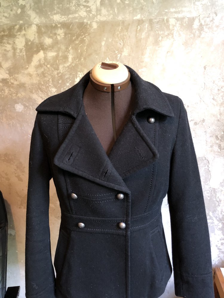 Schwarze hüftlange Jacke