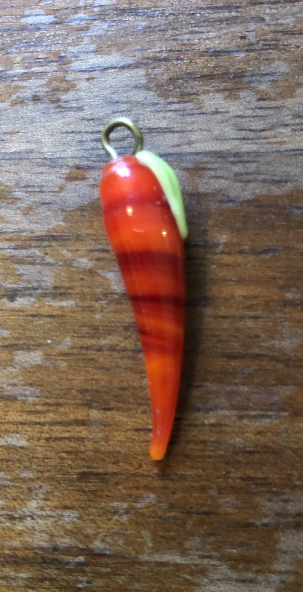 Anhänger in Chiliform