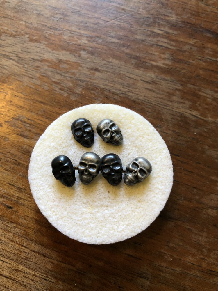 Anstecker in Totenkopf form