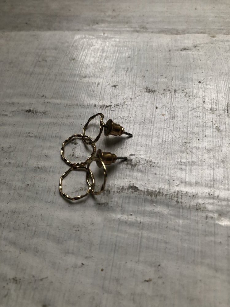 goldene kleine creolen Steckerohrringe 