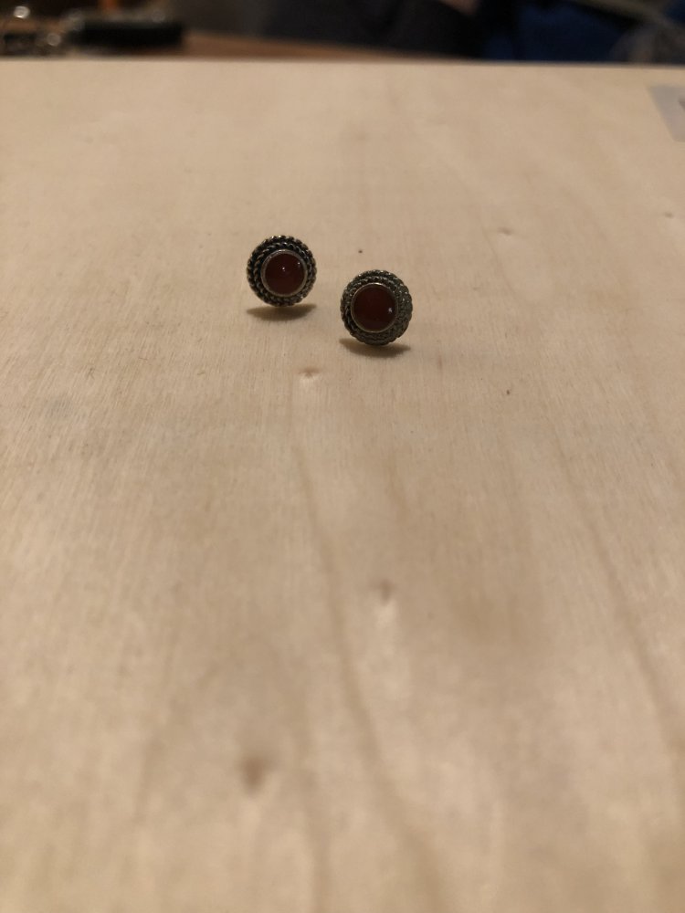 Steckerohrring mit rotem Stein