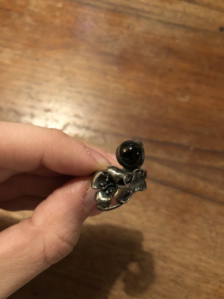 Schöner Ring mit braunem Stein