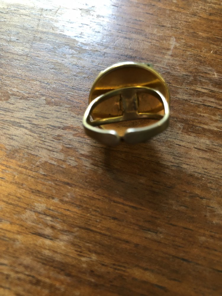 Goldener Ring mit grünem Stein
