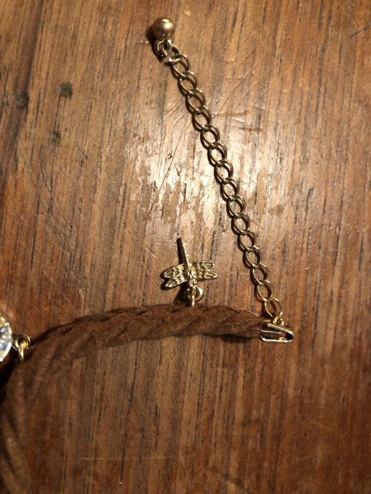 Braunes Armbändchen mit goldenen Anhängern 