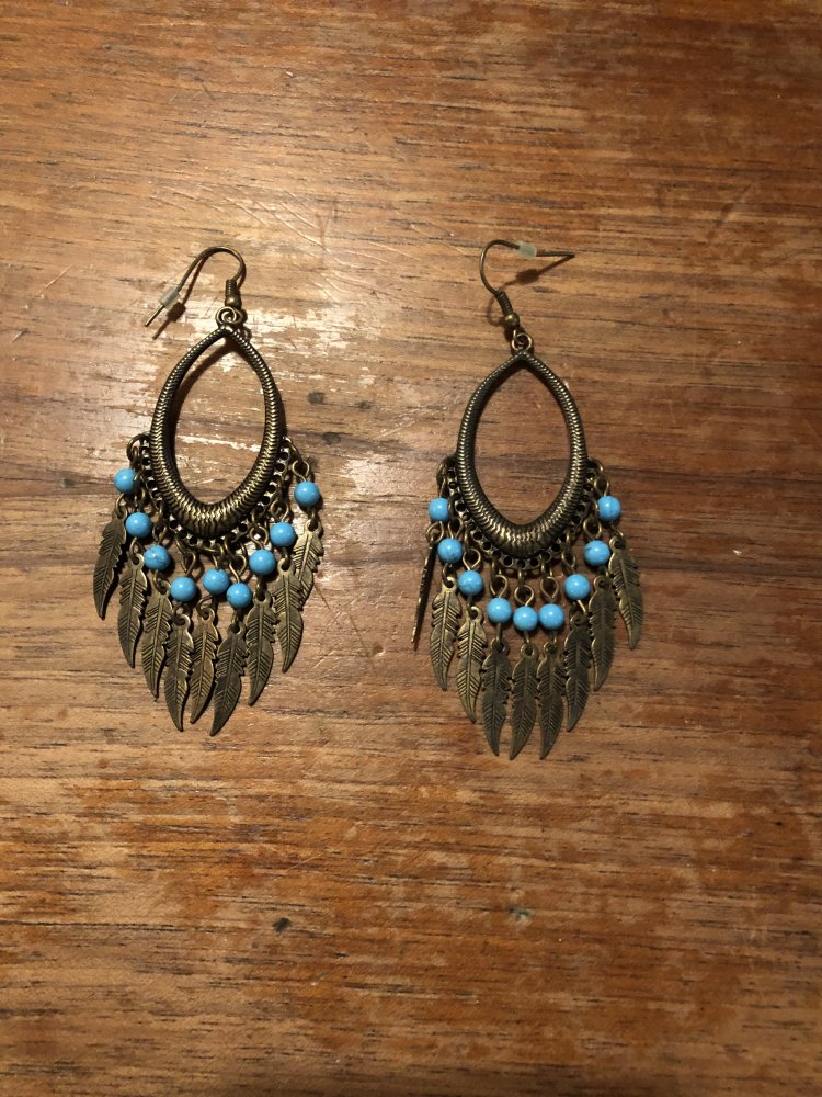 Lange Ohrringe im ethno look mit Federn 