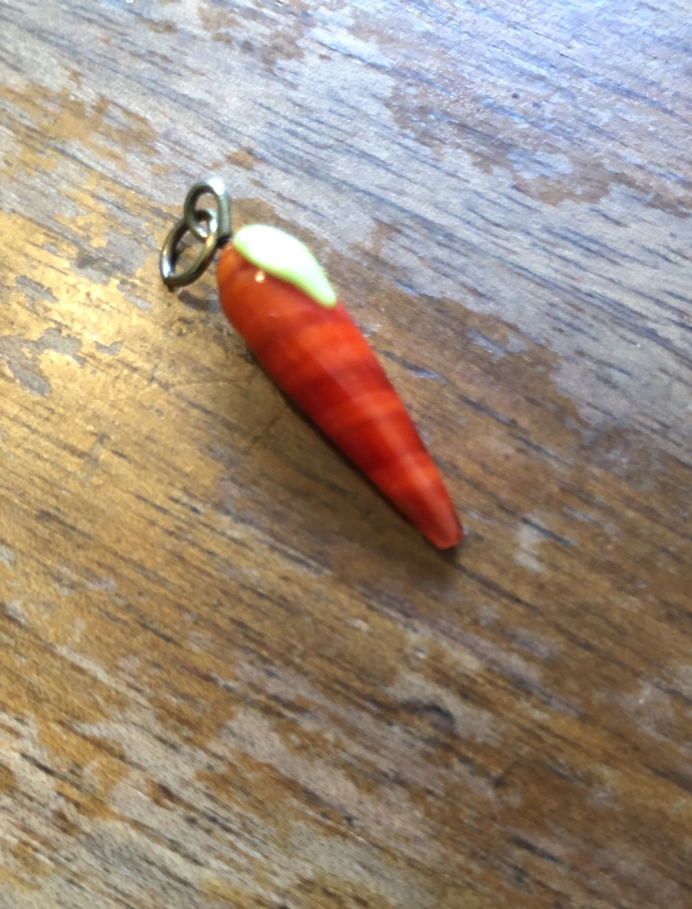 Anhänger in Chiliform