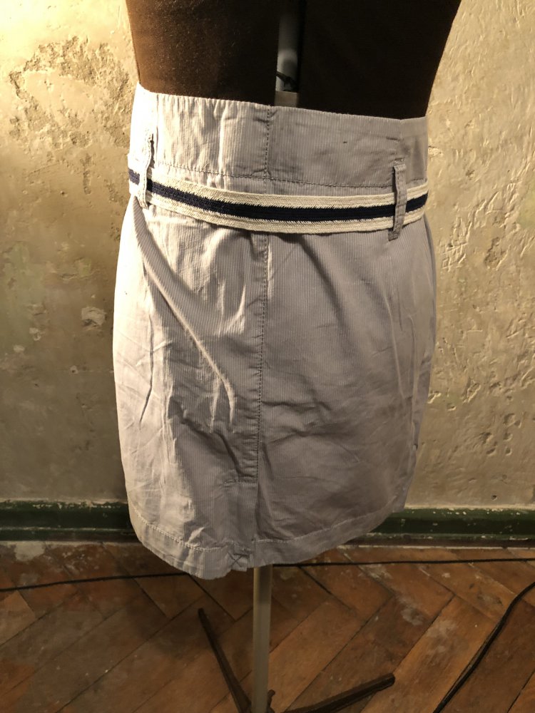 Hellgrauer Rock mit weißen Längsstreifen und Gürtel