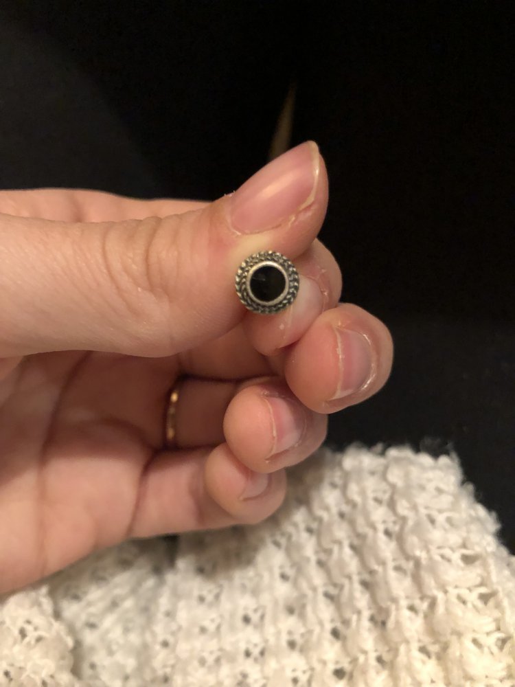 Steckerohrringe mit schwarzem Stein