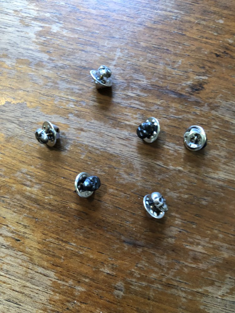 Anstecker in Totenkopf form