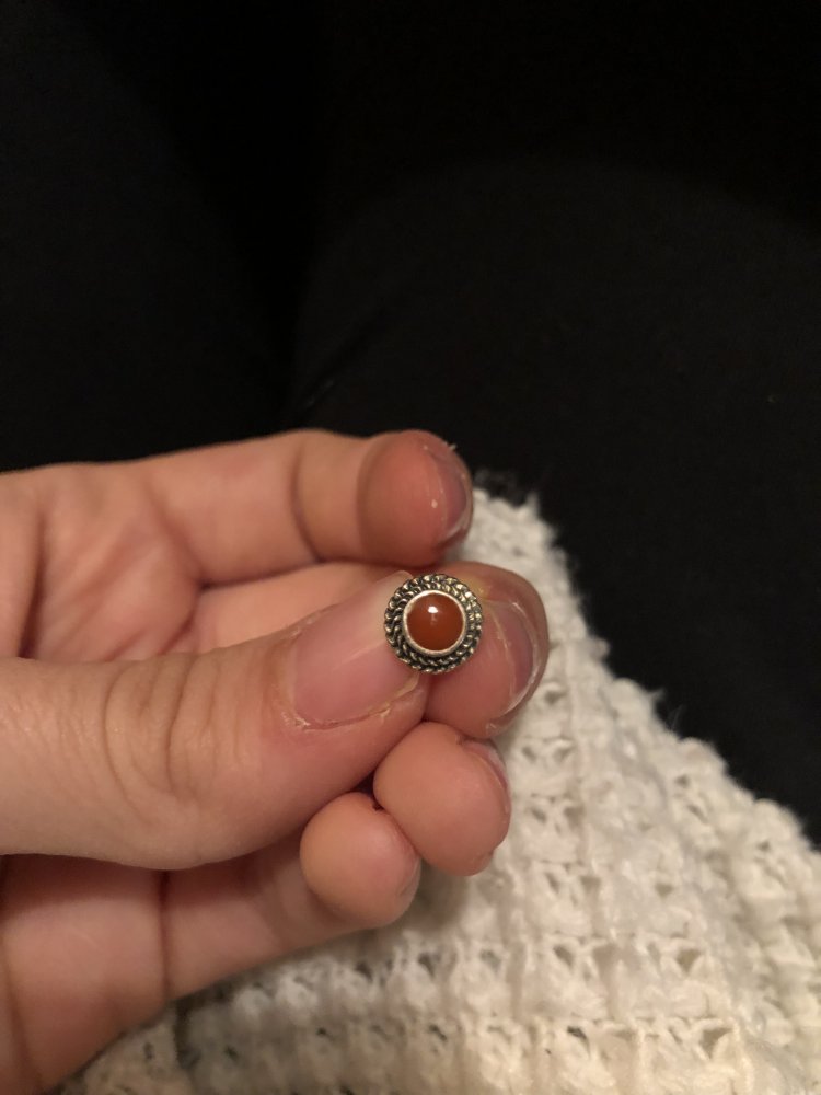 Steckerohrring mit rotem Stein