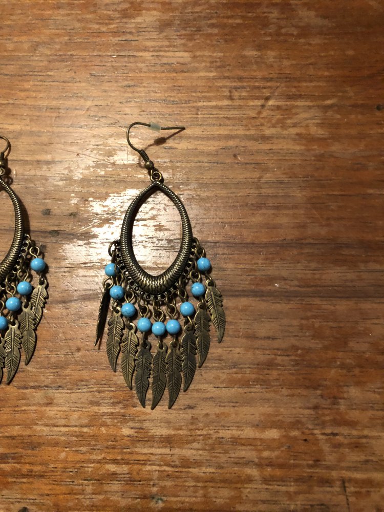 Lange Ohrringe im ethno look mit Federn 