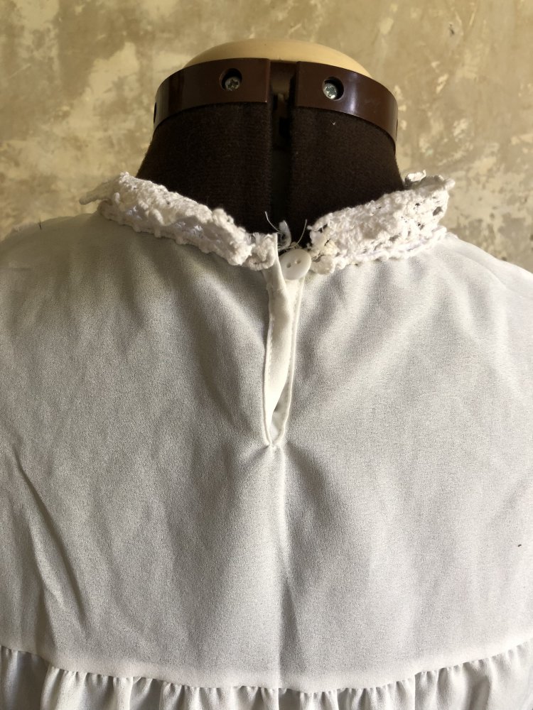 Durchscheinendes weißes Spitzenkleid