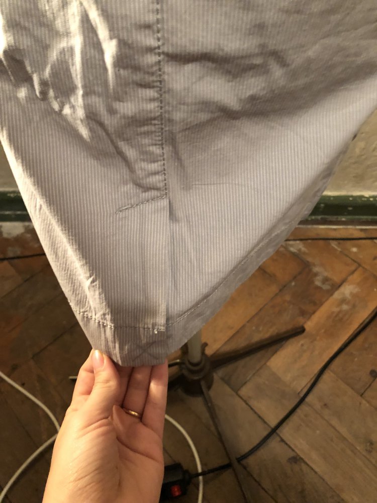 Hellgrauer Rock mit weißen Längsstreifen und Gürtel