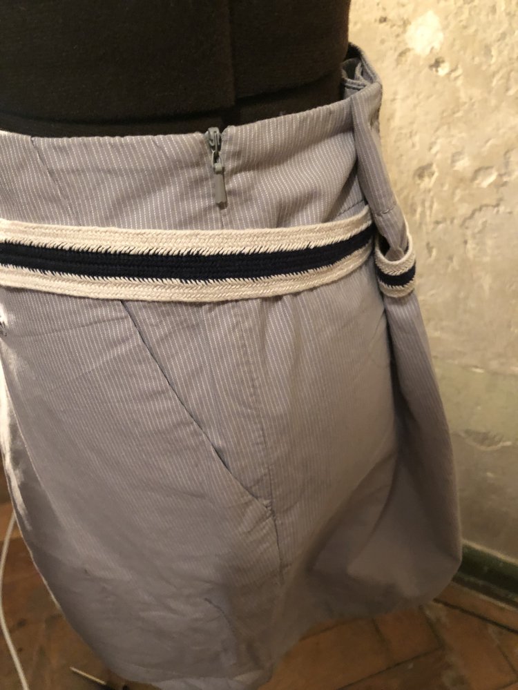 Hellgrauer Rock mit weißen Längsstreifen und Gürtel