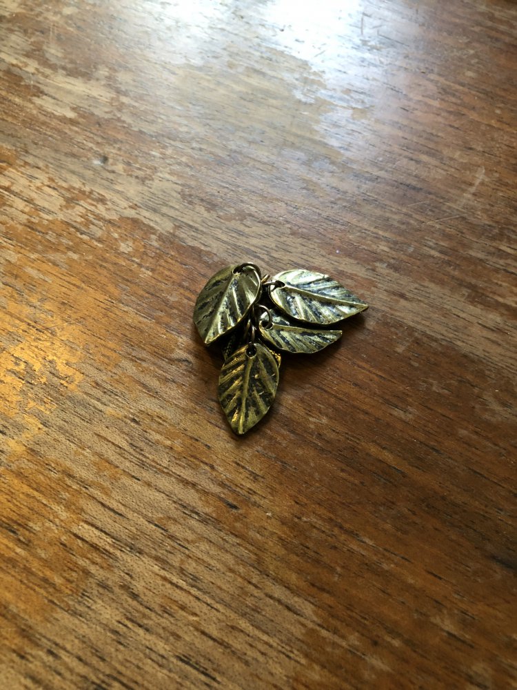 Anhänger in Blätterform